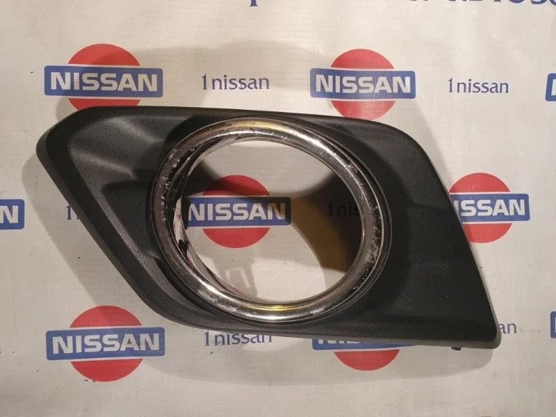 Накладка противотуманной фары Nissan 622574BA0B, передняя левая