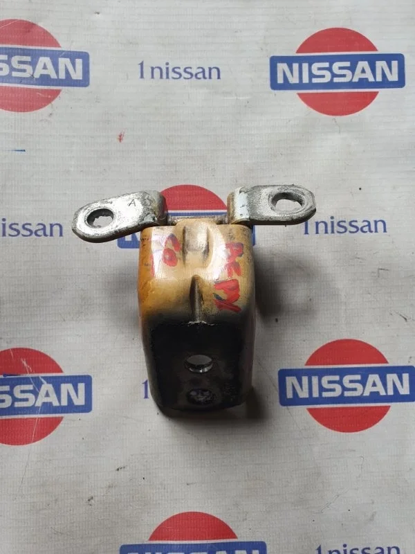 Петля двери Nissan X Trail 2016 80400JN00A T32 MR20DD, передняя правая