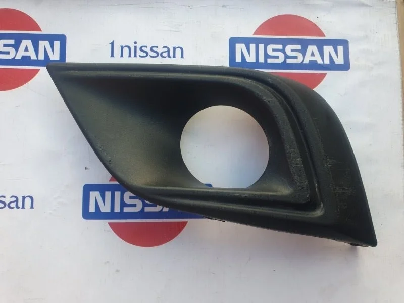 Накладка противотуманной фары Nissan 622575AA0A, передняя левая