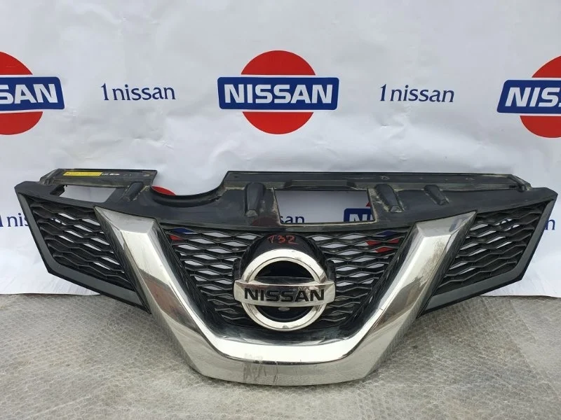 Решетка радиатора Nissan 623104CM0A, передняя