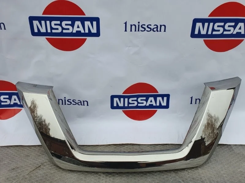 Облицовка решетки радиатора хром Nissan 62310HZ30A, передняя