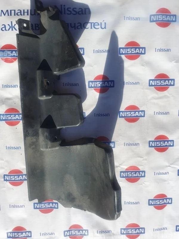 Дефлектор радиатора Nissan Almera 2014 628234AA0A G15 K4M, передний левый