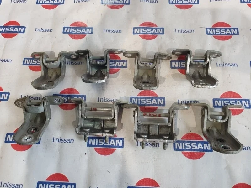 Петля двери Nissan Qashqai 2015 824204EA0A J11 HRA2, передняя