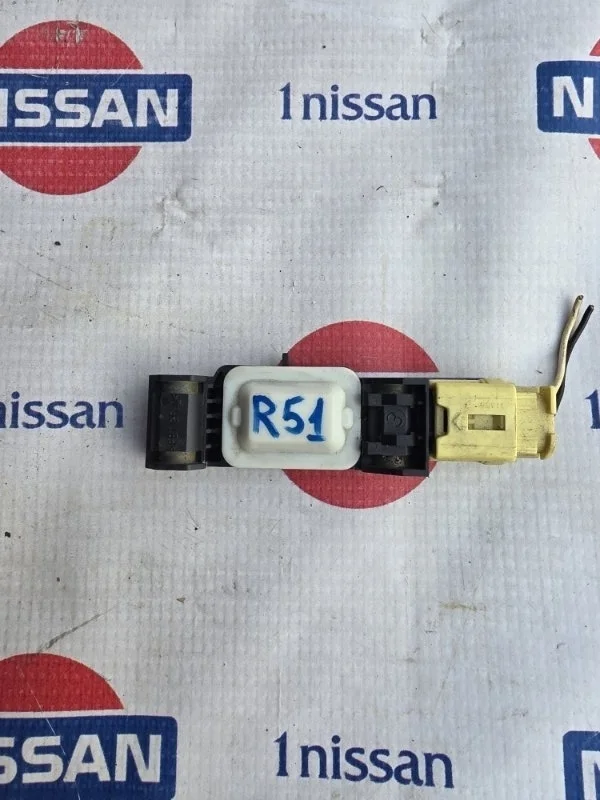 Датчик удара Nissan Pathfinder 2006 98830AY00A R51 YD25, левый