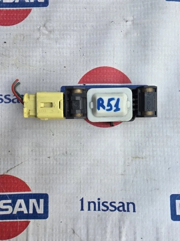 Датчик удара Nissan Pathfinder 2006 98830AY00A R51 YD25, правый