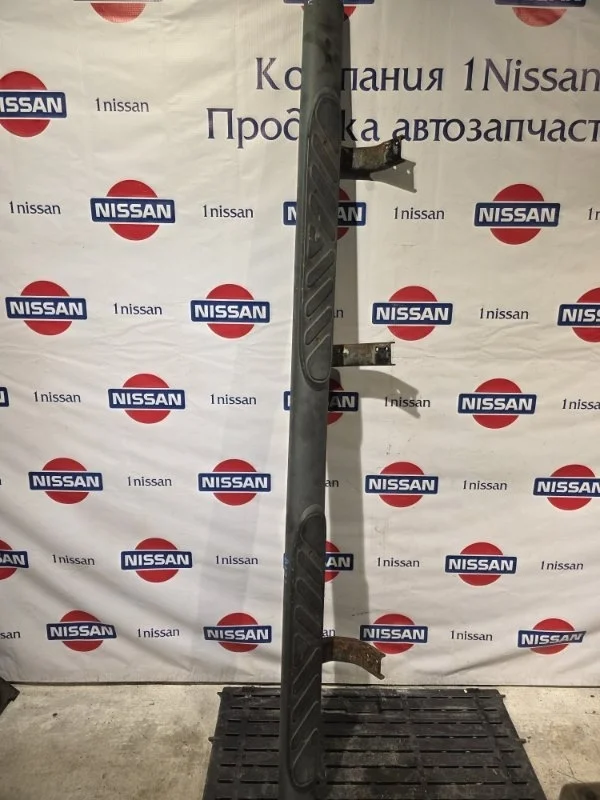 Подножка Nissan Navara 2012 96100EB10A D40 YD25