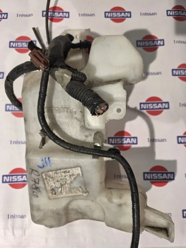 Бачок стеклоомывателя Nissan Qashqai 2015 289104EA0A J11 HRA2, передний