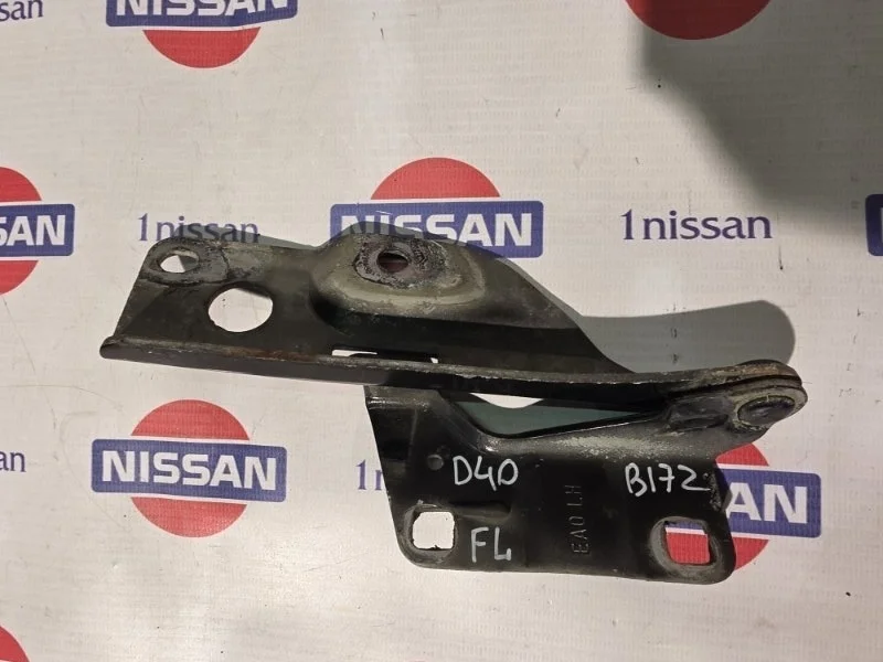 Петля капота Nissan Navara 2012 65401ZP00A D40 YD25, передняя левая