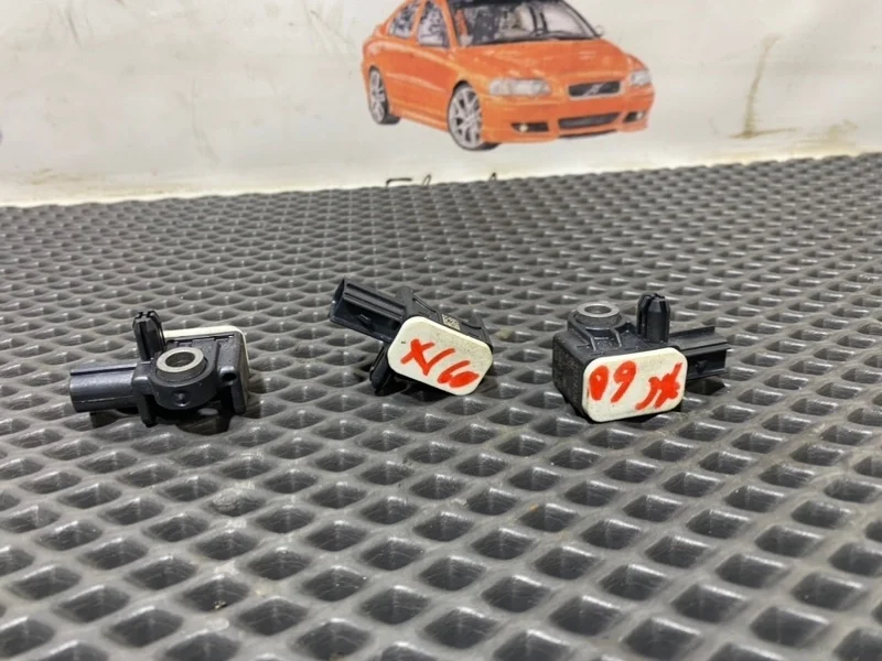 Датчик удара Вольво S60 S80 V70 XC70 XC60 Volvo 31334336