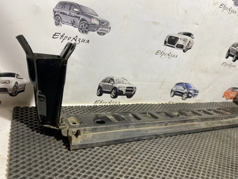 Крепление радиатора Volvo S60 S80 XC70 XC60 31368100