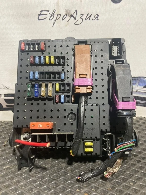 Блок предохранителей Volvo S60 S80 V70 XC70 XC90 30786646, задний