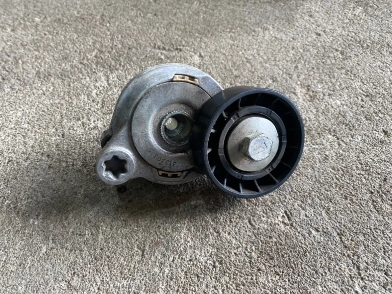 Натяжитель ремня генератора Volvo S60 S80 XC70 XC60 2014 31330379 D5244 T10 T12 T15 T17