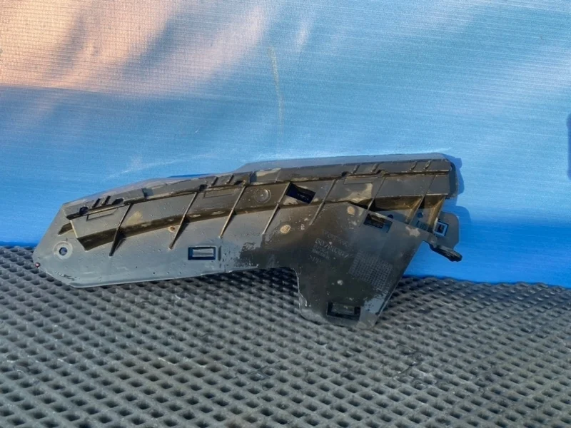 Крепление бампера Volvo S80 V70 XC70 2008 30796387 NEW II, переднее левое