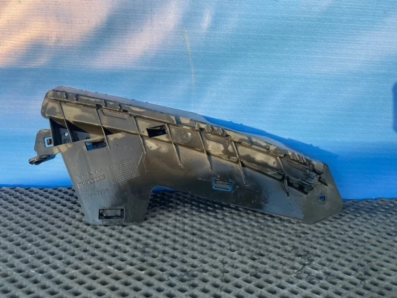 Крепление бампера Volvo S80 V70 XC70 2008 30796388 NEW II, переднее правое