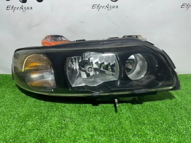 Фара ксеноновая Volvo S60 V70 XC70 2003 30655904, правая