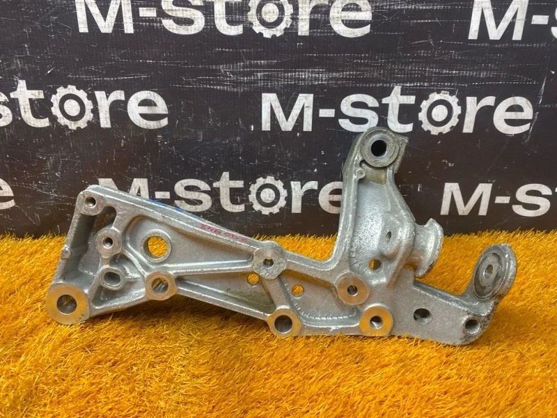 Кронштейн рычага Audi A3 2011 1K0199296E 8P CAXC, передний правый