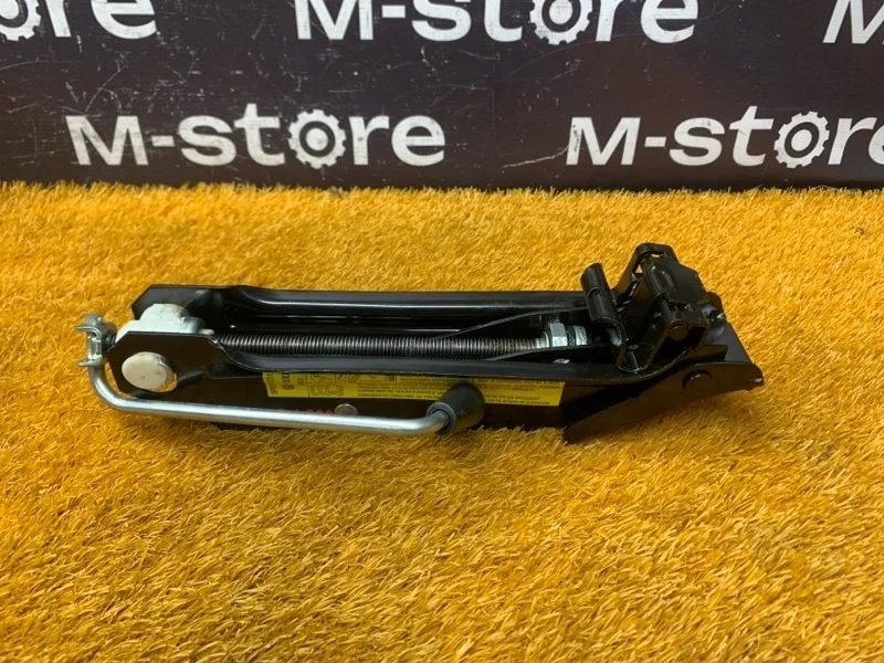 Домкрат Audi A3 2011 8P0011031C 8P CAXC