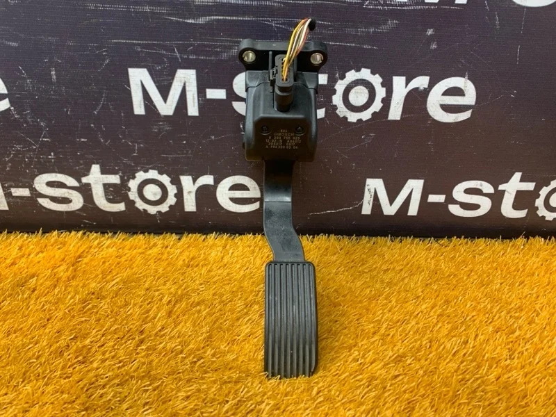 Педаль газа Mercedes-Benz V-Class 2012 A9063000304 W639 272.978