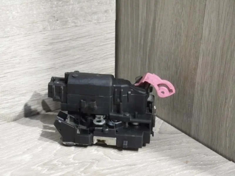 Замок боковой двери RENAULT DUSTER 2010-2015 825036794R 1, задний левый