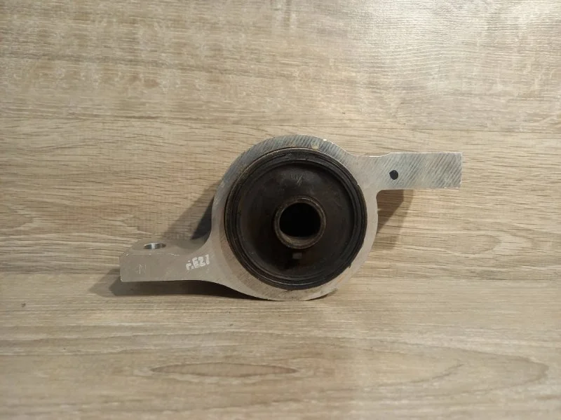 Сайлентблок LEXUS IS 2016 4807530030 ACE30 8AR-FTS, передний правый