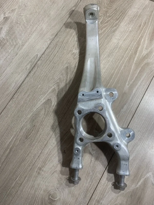 Кулак поворотный LEXUS IS 2016 4320253010 ACE30 8AR-FTS, передний левый