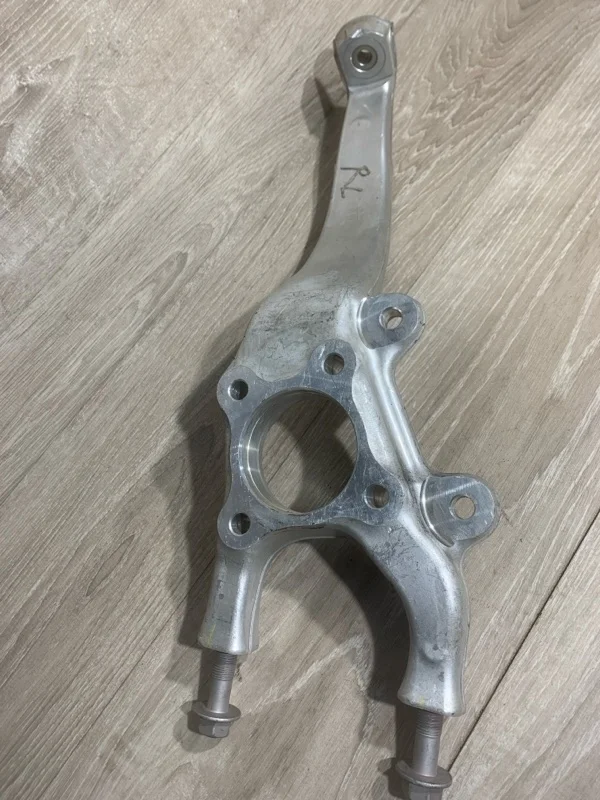 Кулак поворотный LEXUS IS 2016 4320253010 ACE30 8AR-FTS, передний левый