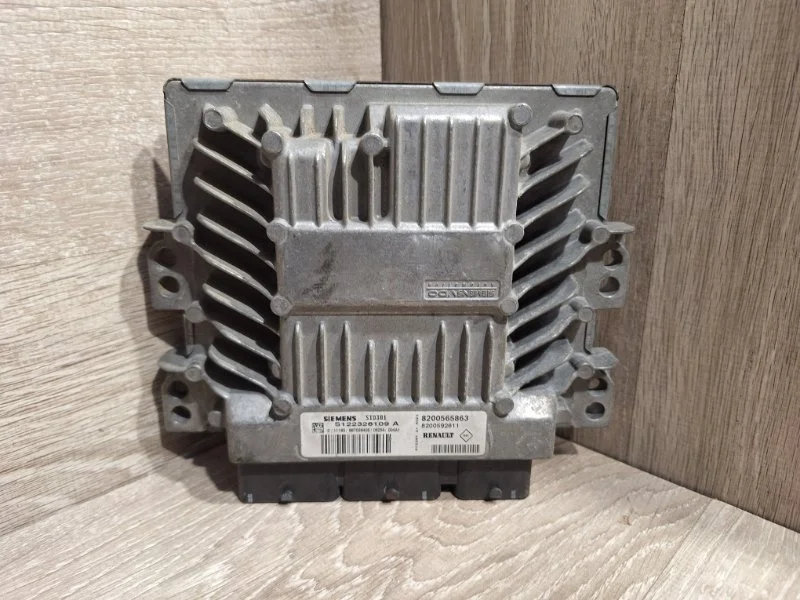 Блок управления двигателем RENAULT MEGANE 2002-2010 8200565863 2