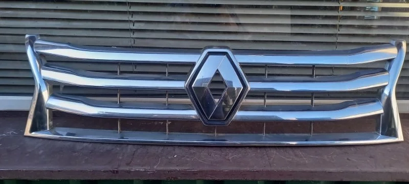 Решетка радиатора RENAULT DUSTER 2011 623825665R 1