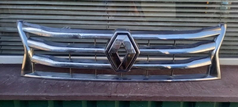 Решетка радиатора RENAULT DUSTER 2011 623825665R 1, передняя