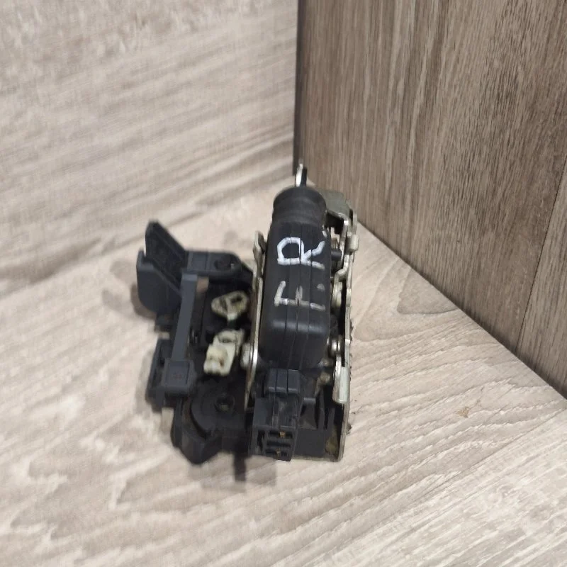 Замок боковой двери RENAULT SANDERO 2009-2014 8200735224 1, передний правый