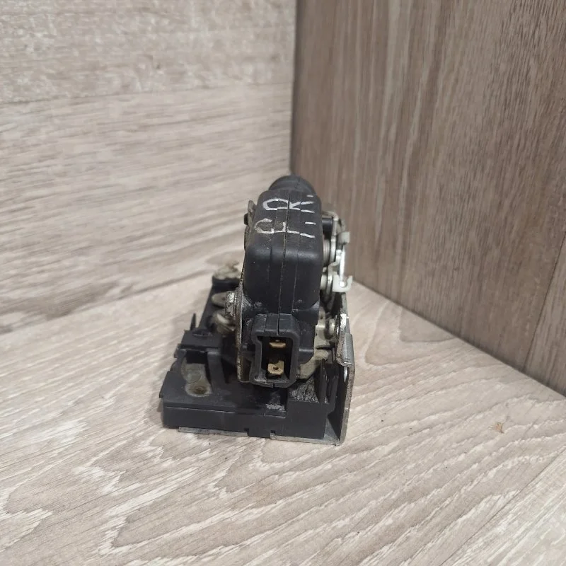 Замок боковой двери RENAULT SANDERO 2009-2014 8200735224 1, передний правый