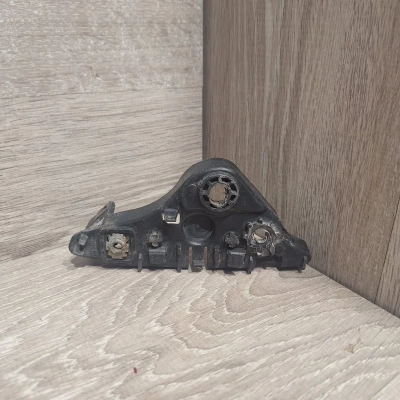 Кронштейн бампера RENAULT FLUENCE 620940008R, передний правый