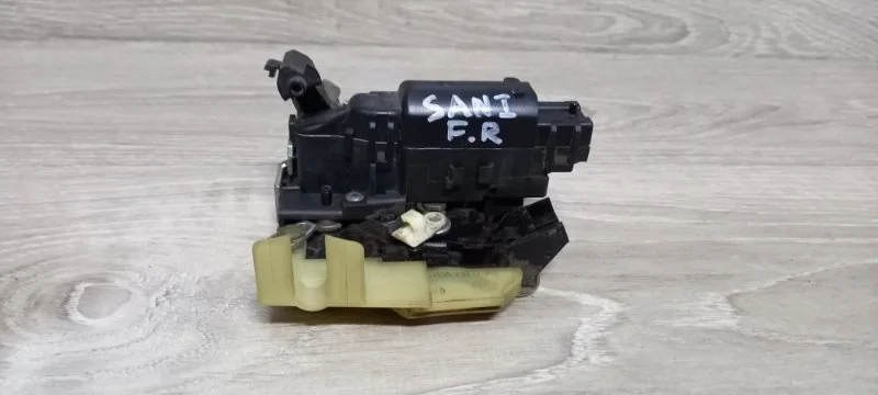 Замок боковой двери RENAULT SANDERO 2008-2014 825026234R 1, задний правый