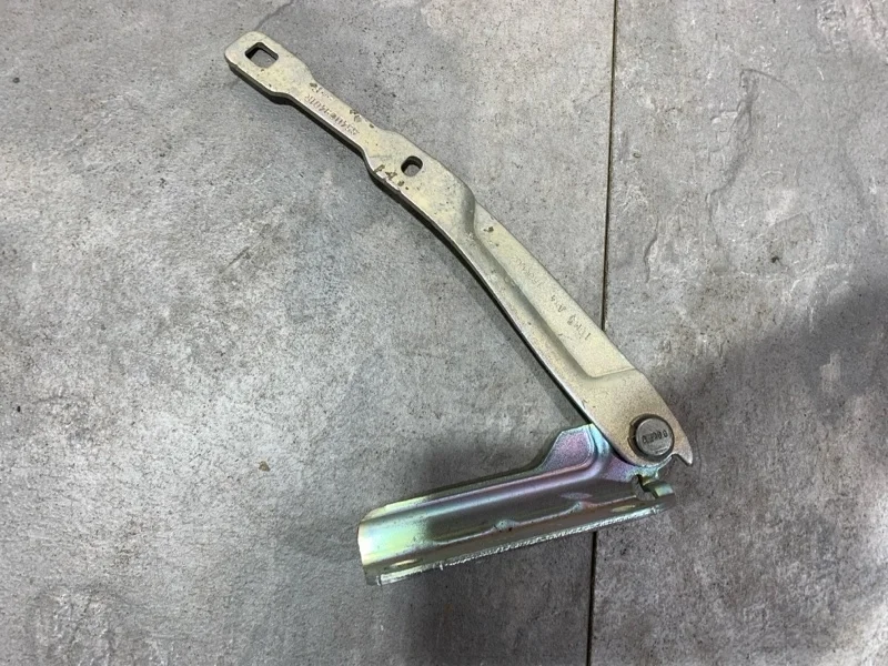 Петля капота RENAULT LOGAN 2013-2019 654009401R 2, правая