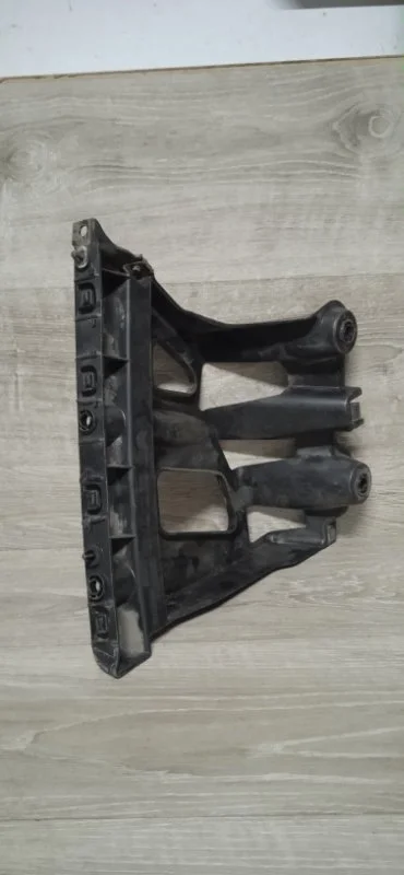 Кронштейн бампера CITROEN C4 2004-2011 9801933980 B7, задний левый