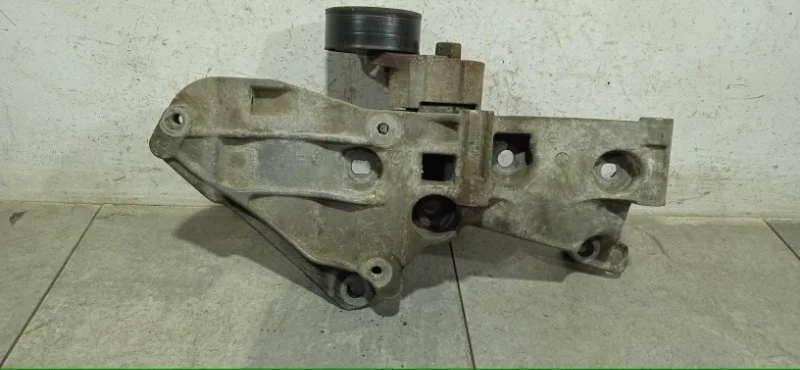 Кронштейн генератора RENAULT SCENIC 2006 8200695957 2 K4M