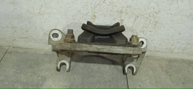Кронштейн крепления КПП RENAULT SCENIC 2006 8200277212 2 K4M