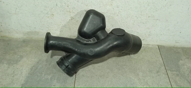 Патрубок воздушного фильтра NISSAN PRIMERA 2001-2008 16554AU000 P12