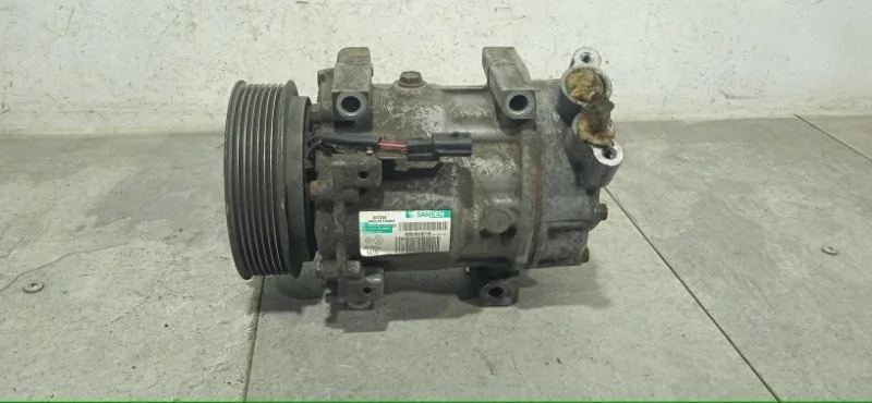 Компрессор кондиционера RENAULT DUSTER 2013 8200881829 F4R B403