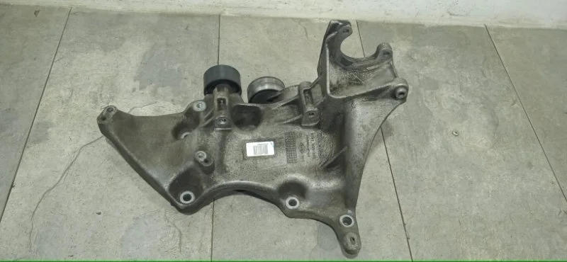 Кронштеин генератора RENAULT DUSTER 2013 8201033565 F4R B403