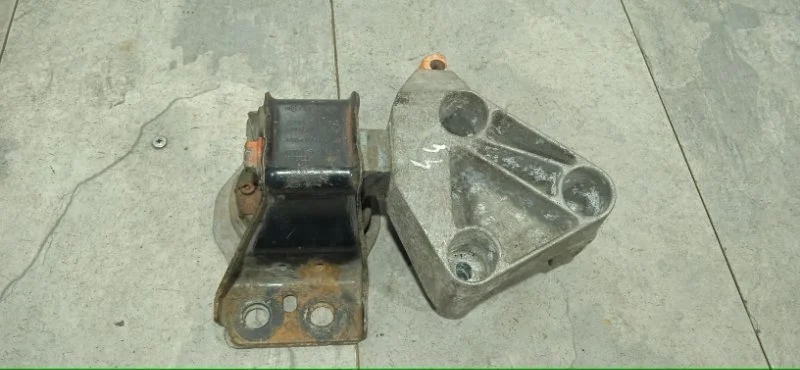 Кронштейн двигателя RENAULT SCENIC 2003-2009 8200437464 2 K9K, передний правый