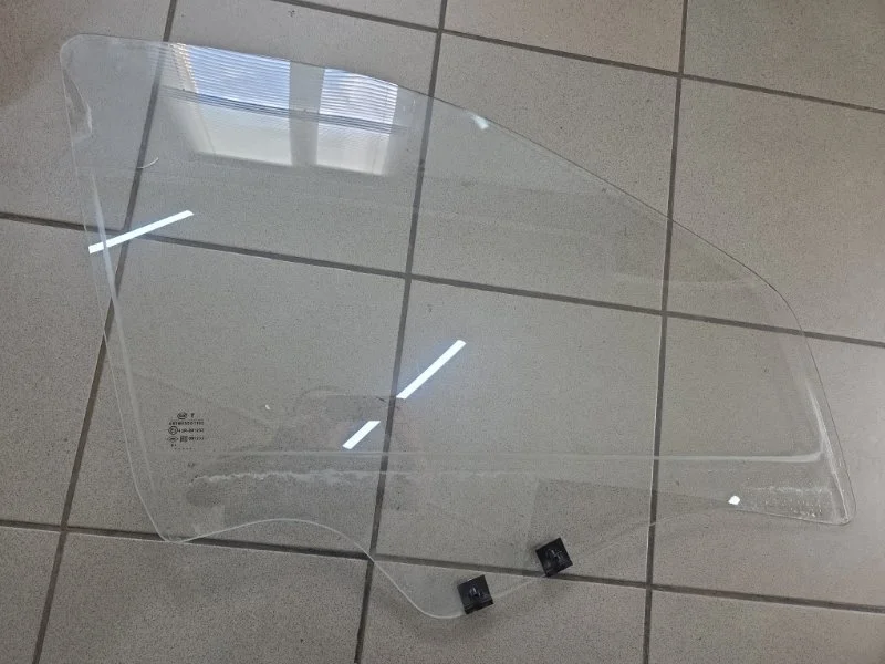 Стекло двери RENAULT LOGAN 2010 8200240555, переднее правое