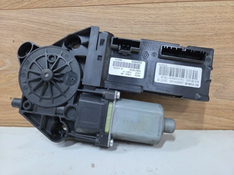 Мотор стеклоподъемника RENAULT FLUENCE 2015 807310699R К4М 838, передний левый