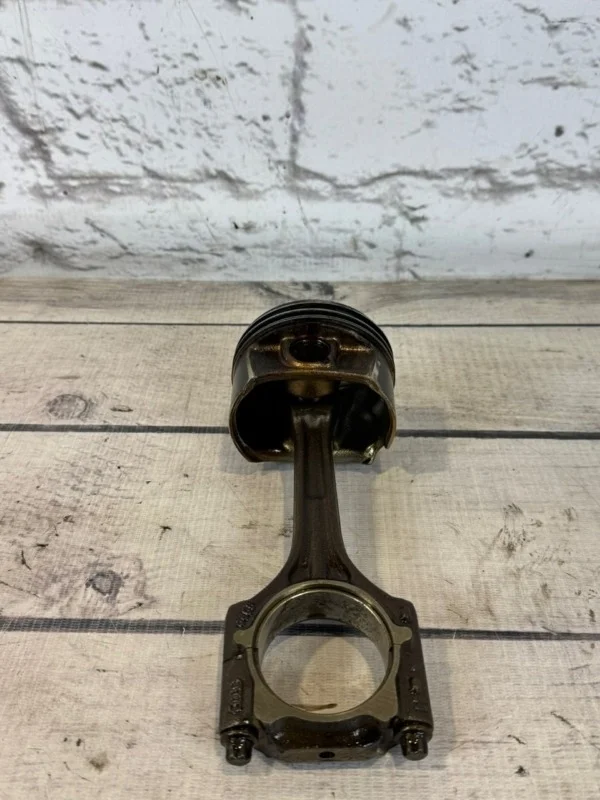 Поршень в сборе шатуном VW Passat