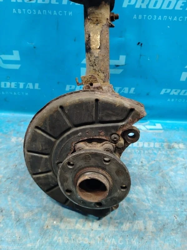 Кулак поворотный передний правый Volkswagen Golf