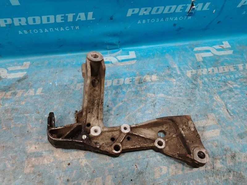 Кронштейн передний правый Volkswagen Golf ХЭТЧБЕК