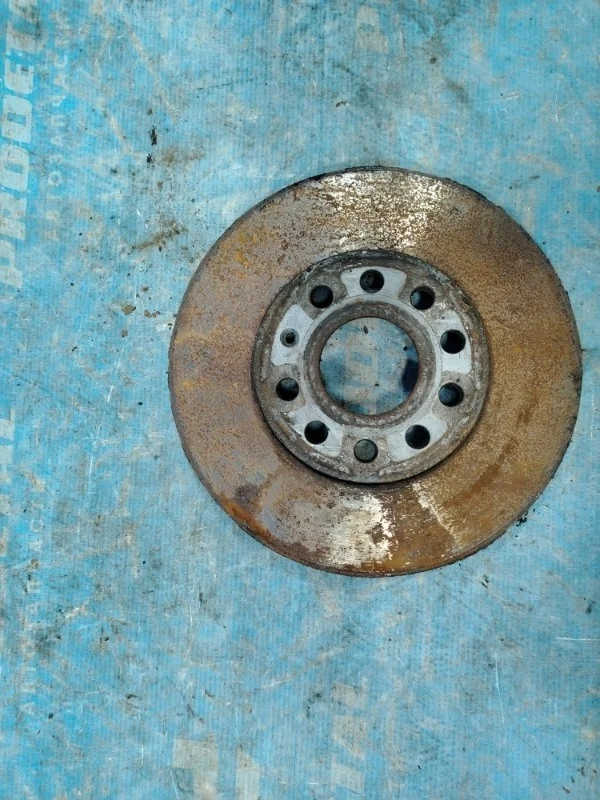 Диск тормозной передний правый Volkswagen Golf