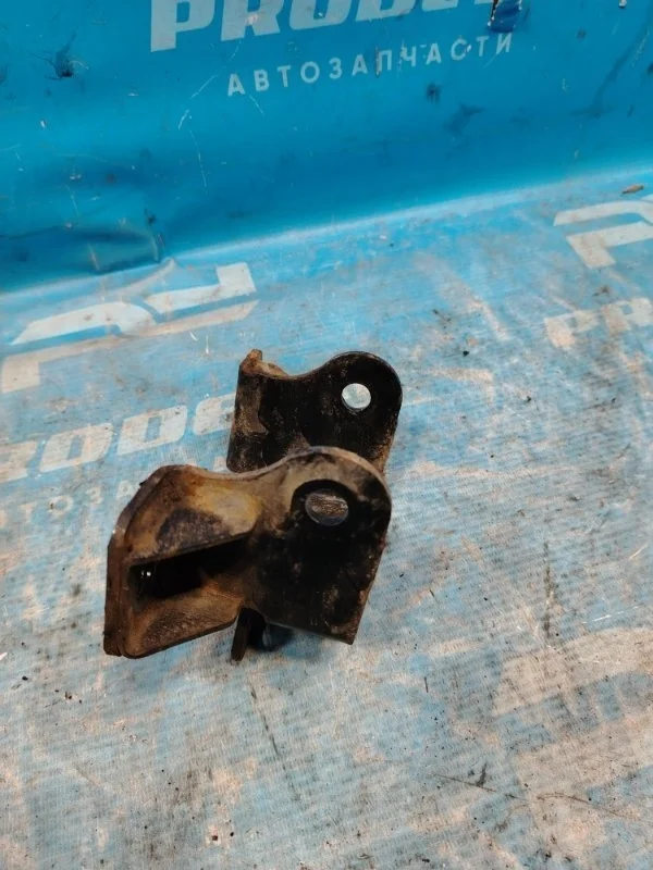 Кронштейн опоры двигателя левый Mitsubishi Lancer