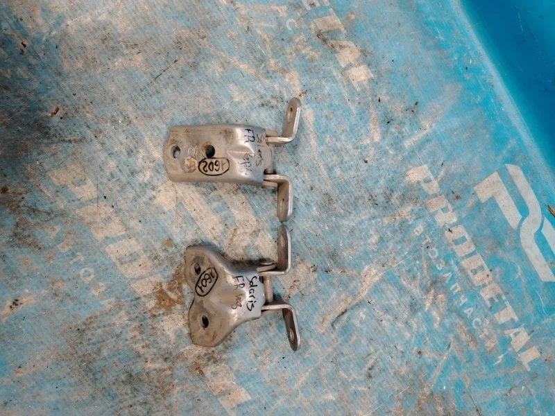 Петля двери передняя правая Hyundai Solaris