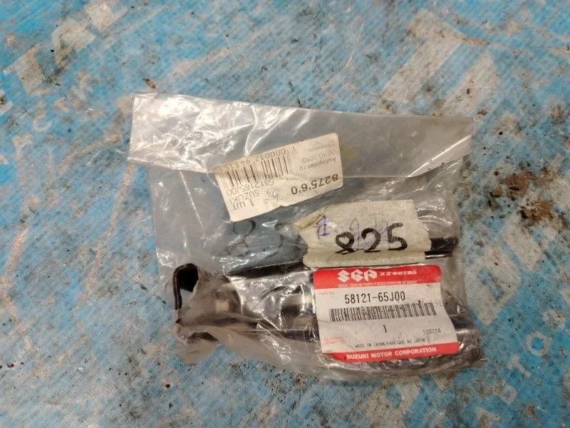 Кронштейн фары передний правый Suzuki Grand Vitara